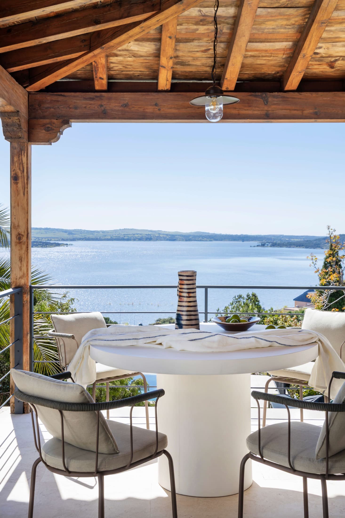 Terraza de Villa Infinita con vistas al lago