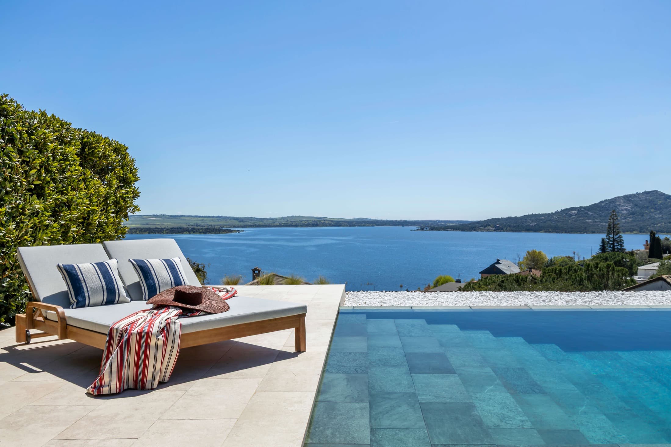 Villa Infinita - Piscina infinity con vistas al lago